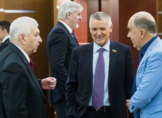 От панамского офшора до Mercedes-Benz: Троценко трясет с Ханбикова 4,4 миллиарда