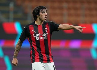 Тонали плохо пасует, лажает в защите и проигрывает место в основе «Милана», а Пирло называет его совершенством и ставит выше себя