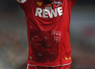 В Кельне отменили карнавал, но клуб спас традицию – все равно выпустил особенную форму. Ее представил одинокий клоун (сразу продали 3 тысячи футболок)