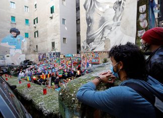 Матч «Наполи» стал проводами Марадоны: мемориал у стадиона, панихида с файерами и Диего на всех экранах внутри чаши