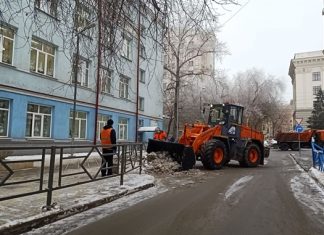 На уборку снега в Самаре в ближайшие сутки выйдут 300 спецмашин