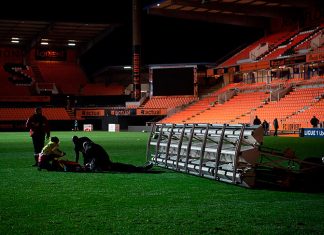 Кошмар во Франции: после матча в Лорьяне на рабочего упала лампа для ухода за газоном, мужчина не выжил