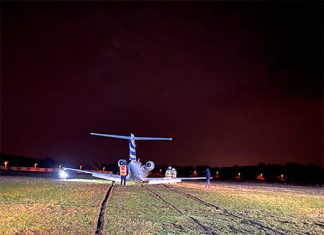 Самолет с Мертенсом (и его собакой) выкатился с полосы при посадке. Смяли траву поблизости и отделались испугом