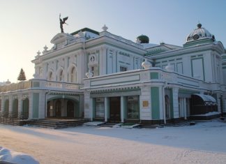 Из-за QR-кодов омичи начали сдавать билеты в театр