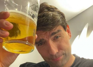 После побед «Локо» заходите в сторис Чорлуки – там он отмечает с кружкой пива. Наслаждается последним сезоном в команде