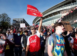 «Кронке, убирайся». Фанаты «Арсенала» вышли против американского владельца: сотни людей, дымовые шашки и много-много плакатов