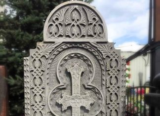 Из каких материалов делают памятники