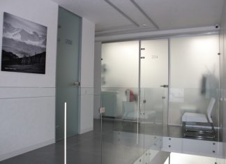 Стеклянные перегородки в интерьере дома и офиса