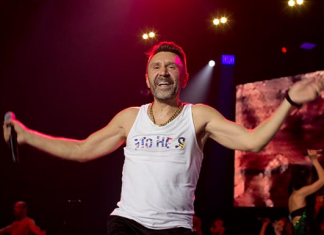 Шнуров в неожиданном образе представил новую песню