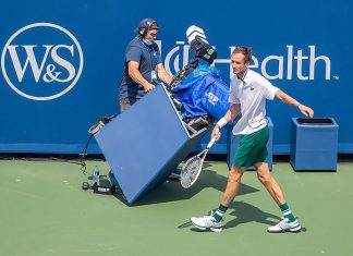 Медведев врезался в телекамеру по ходу матча – и угрожал судом. В теннисе вообще много травм из-за ненужных на корте вещей