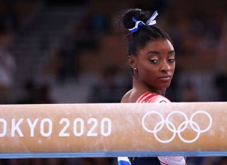 Симона Байлс все же выступила на Олимпиаде – с улыбкой взяла бронзу на бревне (хотя перед стартом у нее дрожали ноги)