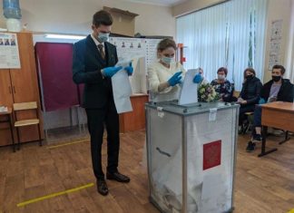 После ЗАГСа молодожены из Самары приняли участие в голосовании