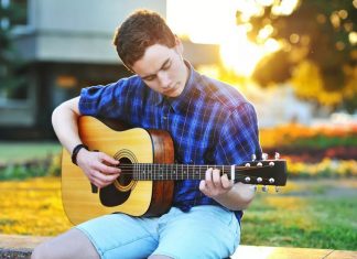 Легкие песни на гитаре – вечная классика исполнения