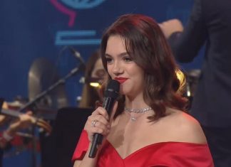 Загитова и Медведева – на юбилее школы: Женя вела концерт в ярком платье, Алина аплодировала с первого ряда, обе получили медали