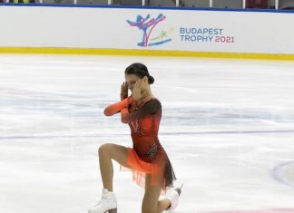 Анна Щербакова впорхнула в сезон: выиграла короткую программу, сняв пластырь с шеи, и показала огненное (да-да!) платье