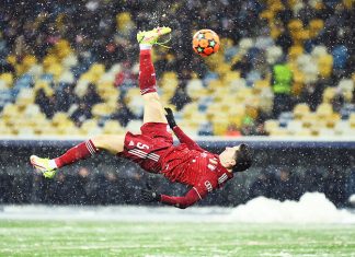 Супергол Левандовского – снежное чудо. Киевский кадр в падении через себя можно рассматривать вечно ❄️❄️❄️
