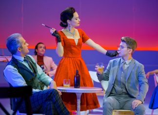 Почему нужно сходить на спектакль «Обманщики» в Омскую драму?