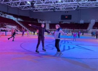 Массовые катания на коньках: в первые дни нового 2022 года Дворец спорта посетили сотни любителей спорта