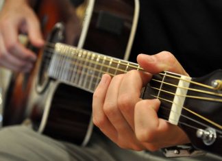 Почему стоит научиться играть на гитаре