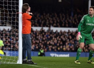 Экопротест в АПЛ против добычи нефти: активист привязал себя к штанге и простоял так 7 минут