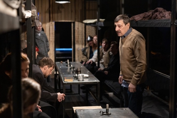 В Москве во время показа спектакля Омской драмы зрители украли табуретку