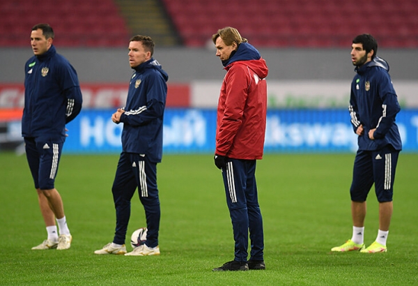 «Все хотят жить в достатке, как в Европе, но пока у нас пенсии по 12 тысяч». Честное интервью футболиста, который попал в сборную в 31