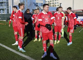 «Все хотят жить в достатке, как в Европе, но пока у нас пенсии по 12 тысяч». Честное интервью футболиста, который попал в сборную в 31