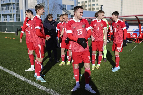 «Все хотят жить в достатке, как в Европе, но пока у нас пенсии по 12 тысяч». Честное интервью футболиста, который попал в сборную в 31