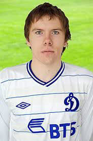 «Все хотят жить в достатке, как в Европе, но пока у нас пенсии по 12 тысяч». Честное интервью футболиста, который попал в сборную в 31