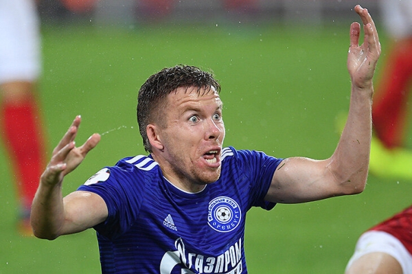 «Все хотят жить в достатке, как в Европе, но пока у нас пенсии по 12 тысяч». Честное интервью футболиста, который попал в сборную в 31