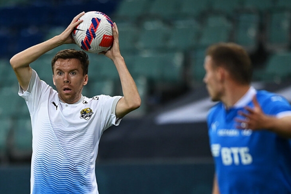 «Все хотят жить в достатке, как в Европе, но пока у нас пенсии по 12 тысяч». Честное интервью футболиста, который попал в сборную в 31