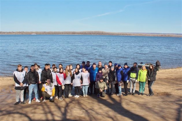 Депутаты и волонтеры очистили берег Волги от мусора