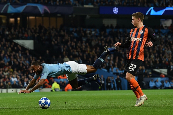 У Стерлинга рекорд АПЛ по заработанным пенальти и хейт за нырки. Так он симулянт или нет?