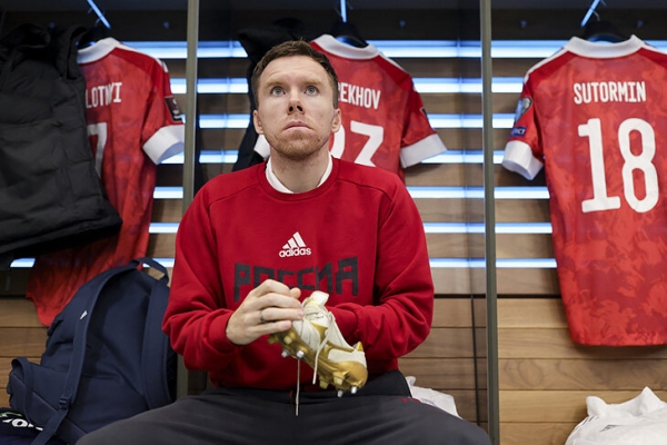 «Все хотят жить в достатке, как в Европе, но пока у нас пенсии по 12 тысяч». Честное интервью футболиста, который попал в сборную в 31