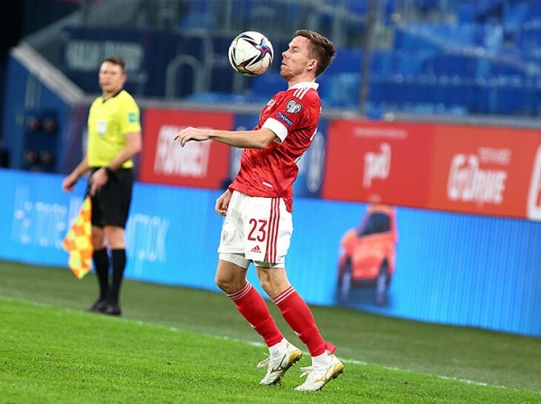 «Все хотят жить в достатке, как в Европе, но пока у нас пенсии по 12 тысяч». Честное интервью футболиста, который попал в сборную в 31