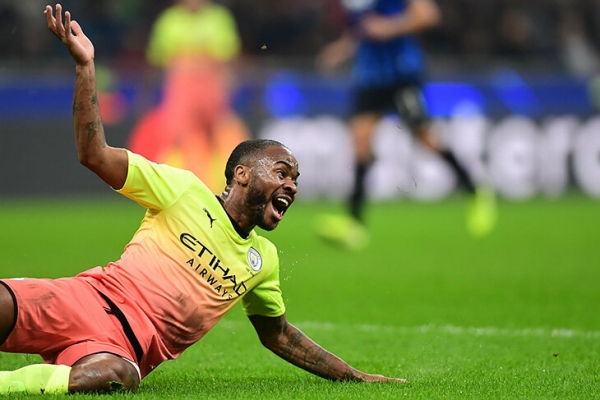 У Стерлинга рекорд АПЛ по заработанным пенальти и хейт за нырки. Так он симулянт или нет?