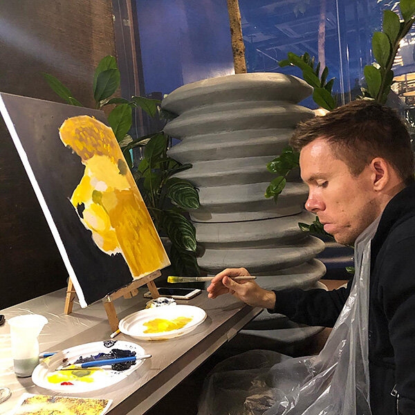 «Все хотят жить в достатке, как в Европе, но пока у нас пенсии по 12 тысяч». Честное интервью футболиста, который попал в сборную в 31