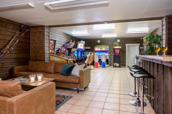 Продается любимая зимняя дача Шумахера – всего за €3,8 млн. Там бронированные стекла, тренажерка, 10 спален и зал игровых автоматов