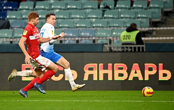 «Все хотят жить в достатке, как в Европе, но пока у нас пенсии по 12 тысяч». Честное интервью футболиста, который попал в сборную в 31