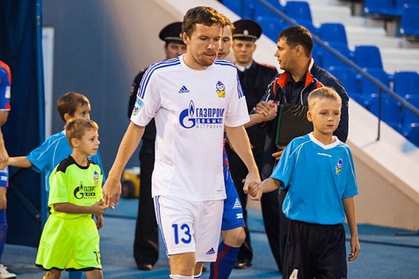 «Все хотят жить в достатке, как в Европе, но пока у нас пенсии по 12 тысяч». Честное интервью футболиста, который попал в сборную в 31