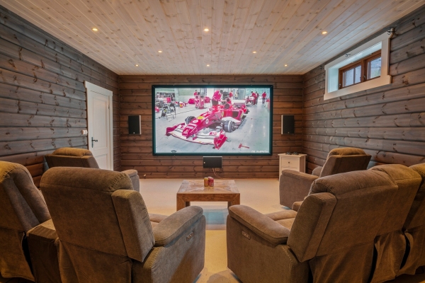 Продается любимая зимняя дача Шумахера – всего за €3,8 млн. Там бронированные стекла, тренажерка, 10 спален и зал игровых автоматов