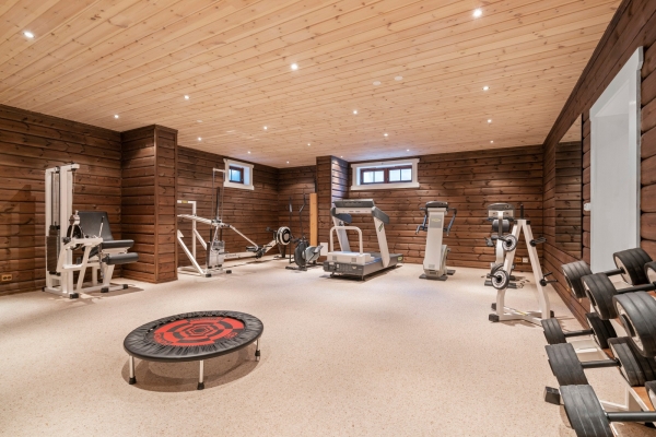 Продается любимая зимняя дача Шумахера – всего за €3,8 млн. Там бронированные стекла, тренажерка, 10 спален и зал игровых автоматов