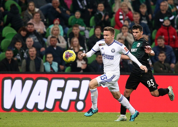 «Все хотят жить в достатке, как в Европе, но пока у нас пенсии по 12 тысяч». Честное интервью футболиста, который попал в сборную в 31