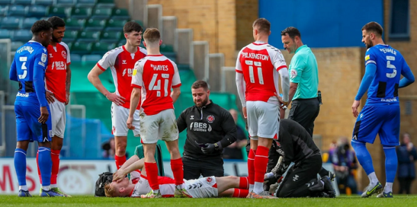 «Я никогда такого не видел». В Англии за стык удалили сразу двух игроков 🤯