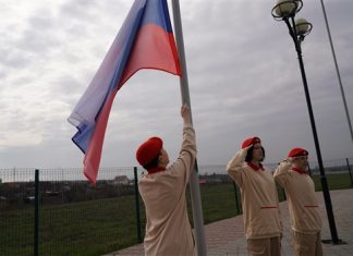 В Самарской области уроки по понедельникам начинаются с поднятия флага и исполнения гимна РФ