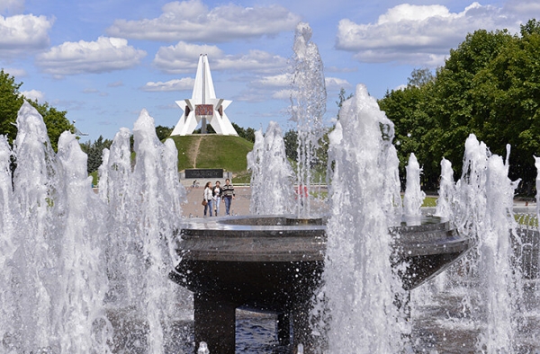 «Все хотят жить в достатке, как в Европе, но пока у нас пенсии по 12 тысяч». Честное интервью футболиста, который попал в сборную в 31
