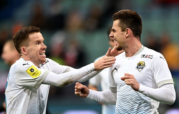 «Все хотят жить в достатке, как в Европе, но пока у нас пенсии по 12 тысяч». Честное интервью футболиста, который попал в сборную в 31