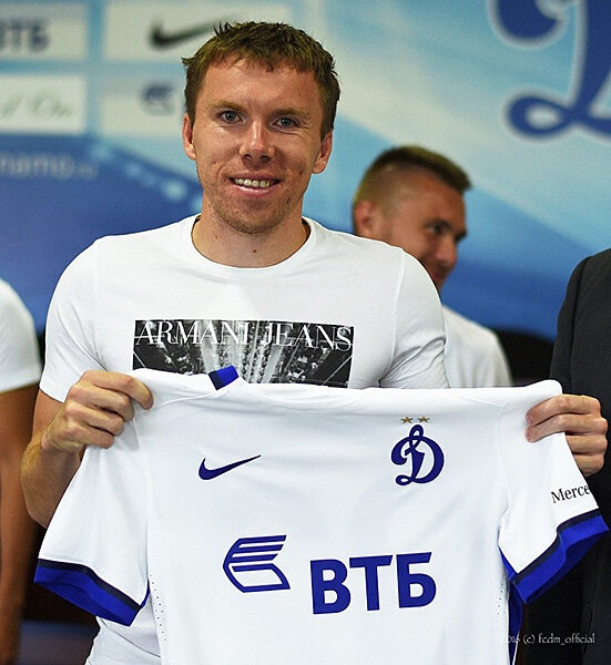 «Все хотят жить в достатке, как в Европе, но пока у нас пенсии по 12 тысяч». Честное интервью футболиста, который попал в сборную в 31