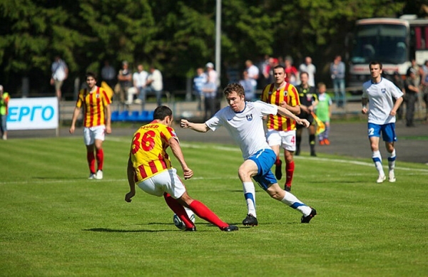 «Все хотят жить в достатке, как в Европе, но пока у нас пенсии по 12 тысяч». Честное интервью футболиста, который попал в сборную в 31