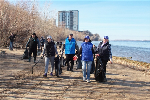 Депутаты и волонтеры очистили берег Волги от мусора
